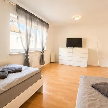Monteurwohnung Mit Einzelbetten, Wlan, Parkplatz, Voll Ausgestattet Bei Heilbronn - Hyra Living דירה