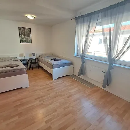 Monteurwohnung Mit Einzelbetten, Wlan, Parkplatz, Voll Ausgestattet Bei Heilbronn - Hyra Living Apartamento